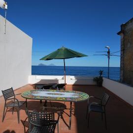 Oasi 2 terrace overlooking the sea in Canneto