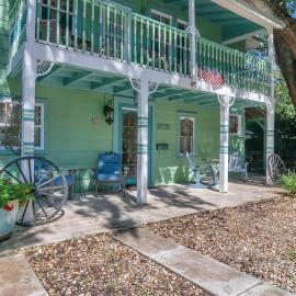 Carriage House - 3BR Vintage Stay w Garden Views