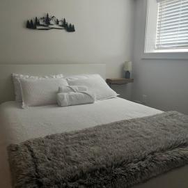 Cedar & Sage Luxury Modern Suite with Full Kitchen, hotel in Victoria