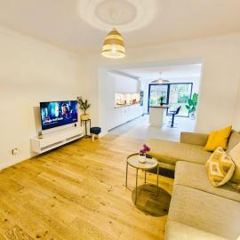 Exceptional 3BR Apartment with private terrace&garden, hotel v destinácii Differdange
