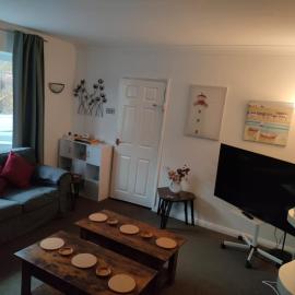 4 BED BBQ PARKING QMC UNIVERSITY HOCKEY MEETINGS Parkland