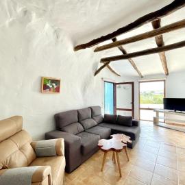Cave Houses Ed, Yara and Nadieh with PRM facilities، فندق في Margen de Abajo