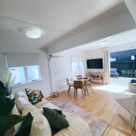 Five Olives Holiday House - 350m to beach, hotel in Orewa