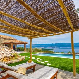 Holiday home in Risika with swimming pool: Risika şehrinde bir otel