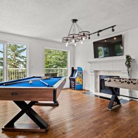 The Ohana Lakeside Retreat 4 Bedrooms & Tiki Bar, hotel u gradu 'Sylvan Lake'