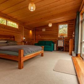 Sub-Tropical Paradise Retreat Willow Creek Cabin with Access to Sauna, hotel in Totara North