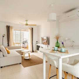 Casa Lidia, bonito y cómodo ático con rooftop privado, impresionantes vistas mar, montaña y jacuzzi, hotel en Cómpeta