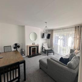 Entire 2 bed apartment - Up to 4 guest - 10 min from station & town centre, hotel u gradu 'Wokingham'