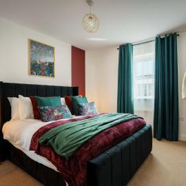 Large 4BR House Leeds, Contractor Friendly