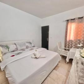 CHAMBRE HARMONIEUSE cosy sans eau chaude a yoff virage N1, hotel din Dakar