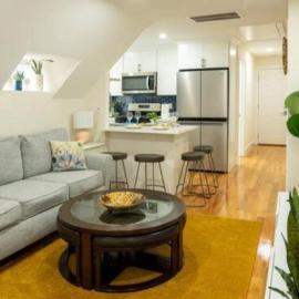 Breezy 3BR Boston Apt - Bathtub, Parking, TV, Walk to Train 803, hotell i Boston