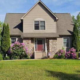 Home in Mount Pocono - Hot tub, Sauna, & Lakefront, hotelli kohteessa Pocono Summit