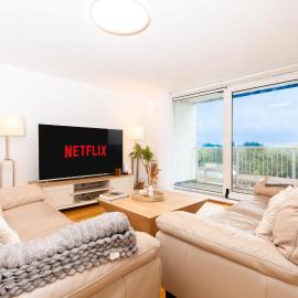 Spacious 3BR Apartment with River View & Terrace, Families Only, hotelli kohteessa Kew Bridge
