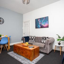 Charming 2BR Victorian Apartment in Prime Jesmond - Fast WiFi & Steps From Station!