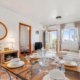 2-Bedroom Apartment with Solarium & Pool in Los Altos