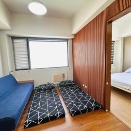 Ace Suites Residence next to the Water Spa - Budget Family Room, hotel Manilában
