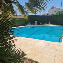 Apartamento cómodo con terraza a 200 m de la playa - HISP-236-176, hotel in Torroella de Montgrí