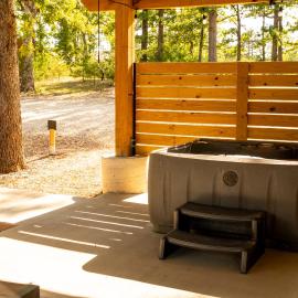 Treehouse Tent with hot tub and Sunrise Views!, ξενοδοχείο σε Μπράνσον
