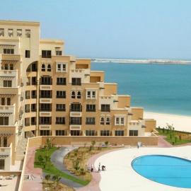 Beachfront Luxury Stay with private beach 2 bedroom, ξενοδοχείο σε Ρας Αλ Καϊμά