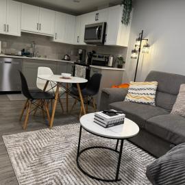 Relax, Recharge, Repeat 2Bedroom Walkout Haven、Calgaryのホテル