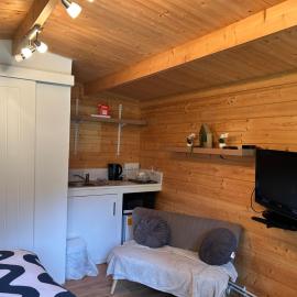 double bed short stay cabin, hotel em Martlesham