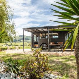 Unique House Bus Pōhara Walk to Beach, hotel i Pohara