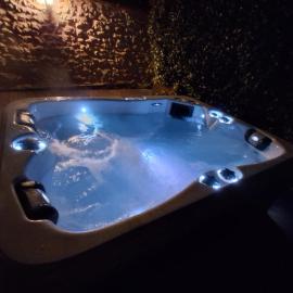 Le SPA d'Adélaïde son jacuzzi privé, hotel em Andillac