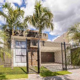 Casa Munique Maringa Com Piscina Ar Condicionado e Churrasqueira, отель в Маринге