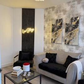 Lux 4 Bedroom House - Jacuzzi Bath Sleeps 9 Free Parking Near Leeds Centre, готель у Лідсі