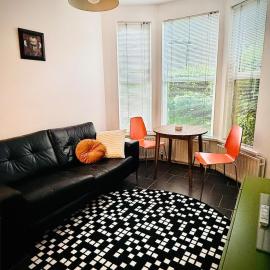 The Duff 1 Bed Flat Walk to Marina Shops and Train, hotel in Bangor