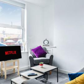 15 OFF Sleek 2BR city centre Pool table, Parking, Garden, Workspace,