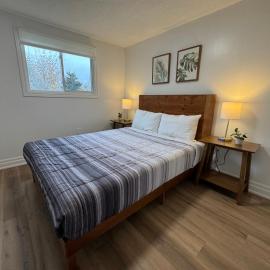 North Barrie !E Stylish and Cozy Private Bedroom with Shared Bathroom