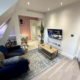 Warm and Modern Leeds Apartment, Super Central