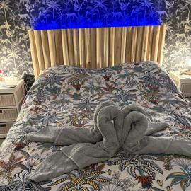 Maison atypique 5 couchages ,2 lits doubles et un lit simple ! avec un grand terrain !animaux bienvenus !wifi netflix écran plat 4k, hotel in Les Forges