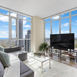 Ultra Luxurious 2.5 Bedroom 2 Full Bathroom 1 Parking Condo Near SQ1 Striking Views, hotel a Mississauga