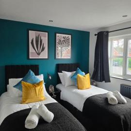 Silver Crest - Beautiful 4 Bedroom House - Free Private Parking - Business Professionals - Work Long Stays - Families - Free Wi-Fi - Easy access to City Centre and Motorways, Hotel in Abbeymead