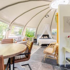 Unique private guesthouse 'The Iglo'، فندق في Paterswolde