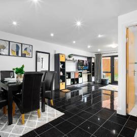 Spacious 4-bedroom House in Birmingham near city centre with Parking and ideal for families and groups, hotel i Birmingham