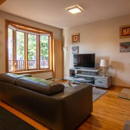 Cozy Bungalow Longueuil - 3 BR - 6 pers, hotel en Longueuil