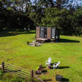 White Jacaranda Tiny House by Tiny Away, hotel din Maleny
