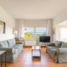 Casa con Jardín Enorme y Vistas Espectaculares Cerca de Pechon, hotel Pesuésben