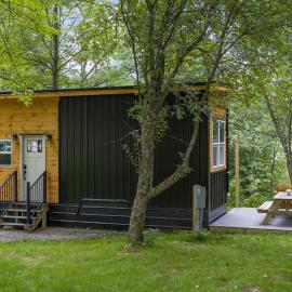 Riverside Tiny House with hot tub near Stowe, khách sạn ở Johnson