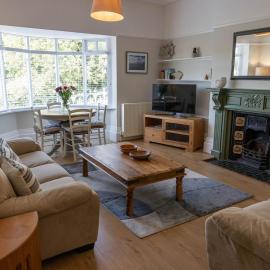 Spacious apartment with views in Freshwater Bay, hotel di Freshwater