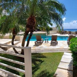 Oceanfront Bliss: 3-Bedroom, Pools & Peloton bike!, hotel en Cupecoy