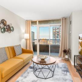 High-Rise Skyline Suite Sleeps 5 Steps to SQ1