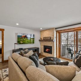 Bear Claw 312 - True Ski-in Ski-out Access, Slope Views & Winter Shuttle!, hotel in Steamboat Springs