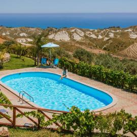 Calàmi - Villa Romeo - Private Apartments with Pool, Seaview & Olive Grove, hotel in Santa Caterina Dello Ionio Marina