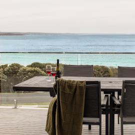 BEACHHOUSE BINALONG Luxury waterfront holiday house at Bay of Fires, hotel in Binalong Bay