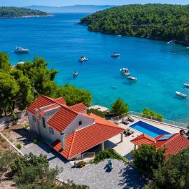 Luxury Villa Kate - in Lucice Bay with turquoise sea, Amazing Seaviews, and Heated Pool, Hotel in Milna