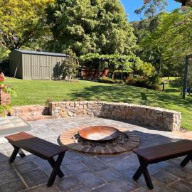 Cedarvale Cottage، فندق في Boambee